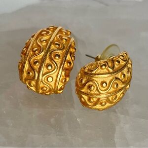 VTG Gold Tone Ornate Textured Etruscan Style Chunky Huggie Earrings Post Back